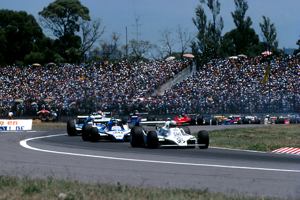Eventual race winner Alan Jones, Williams FW07, leads at the start of the race.