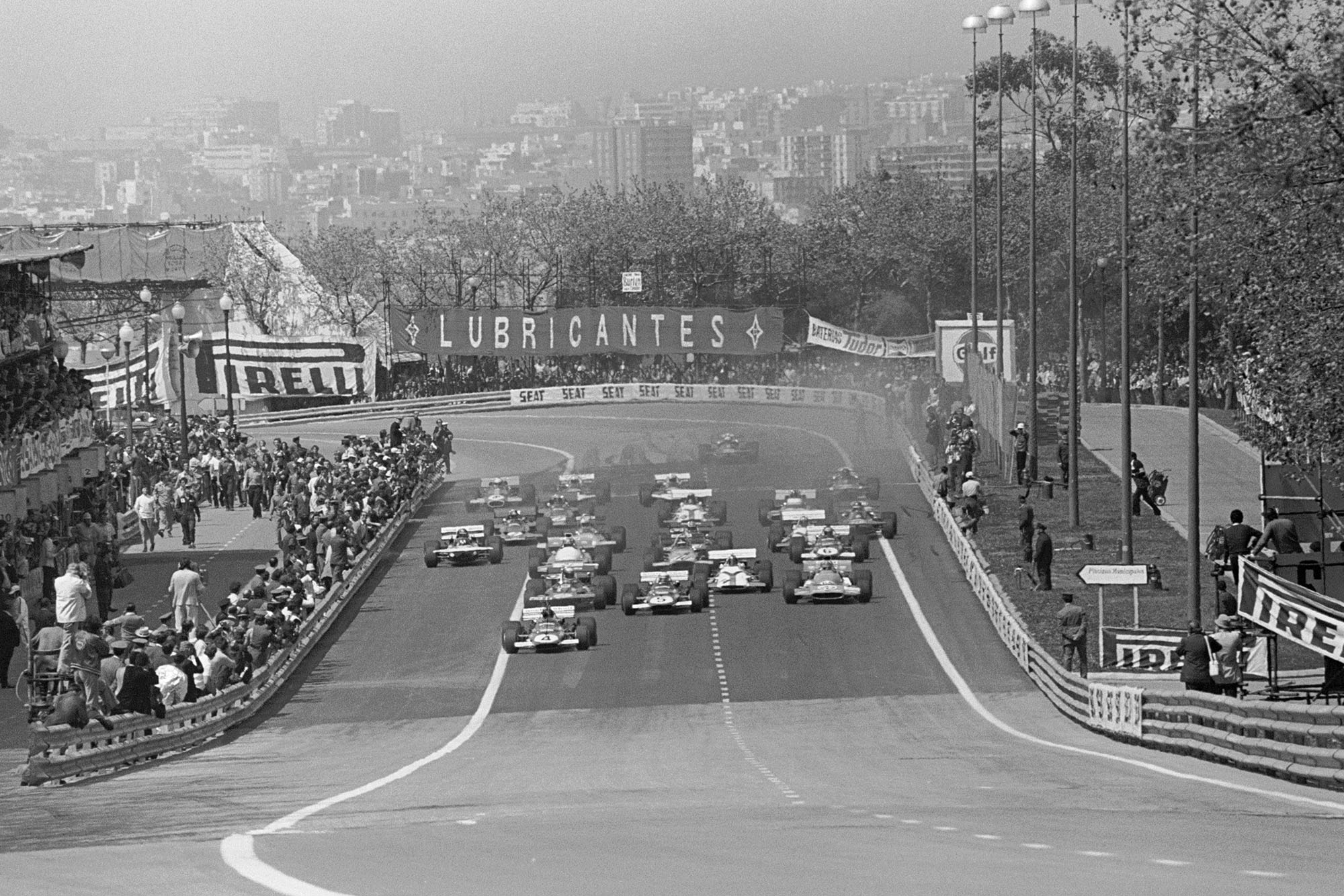 Cars move off the grid as the 1971 Spanish Grand Prix starts