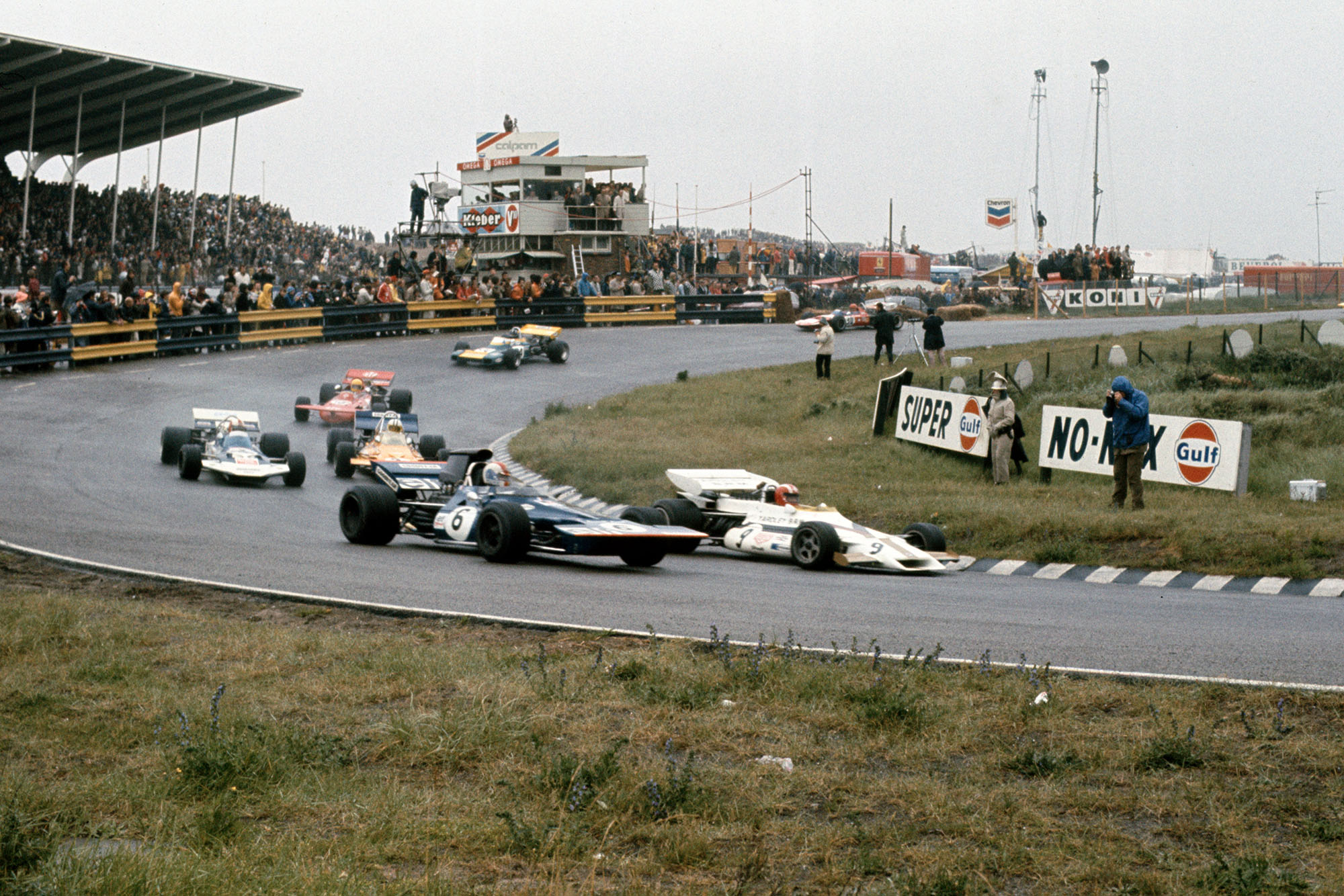Tyrrell's Francois Cevert battles with Surtees' Rolf Stommelen at the 1971 Dutch Grand Prix
