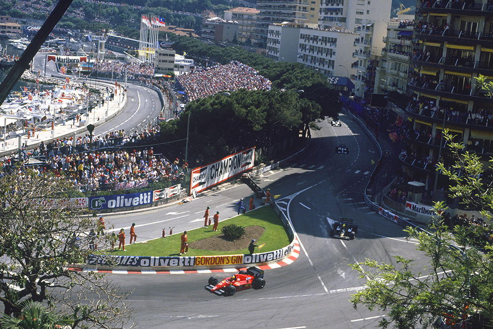 Michel Alboreto (Ferrari F186) leads Ayrton Senna (Lotus 98T-Renault).