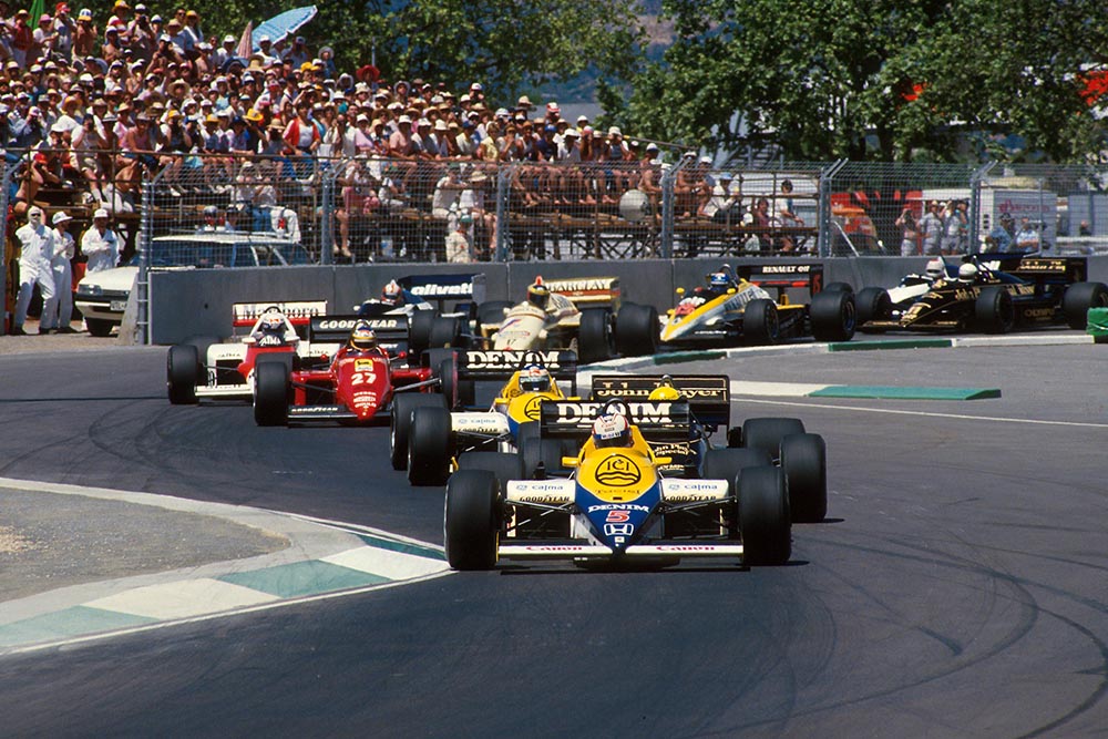 Nigel Mansell, Williams FW10, leads the field at the start of the race.