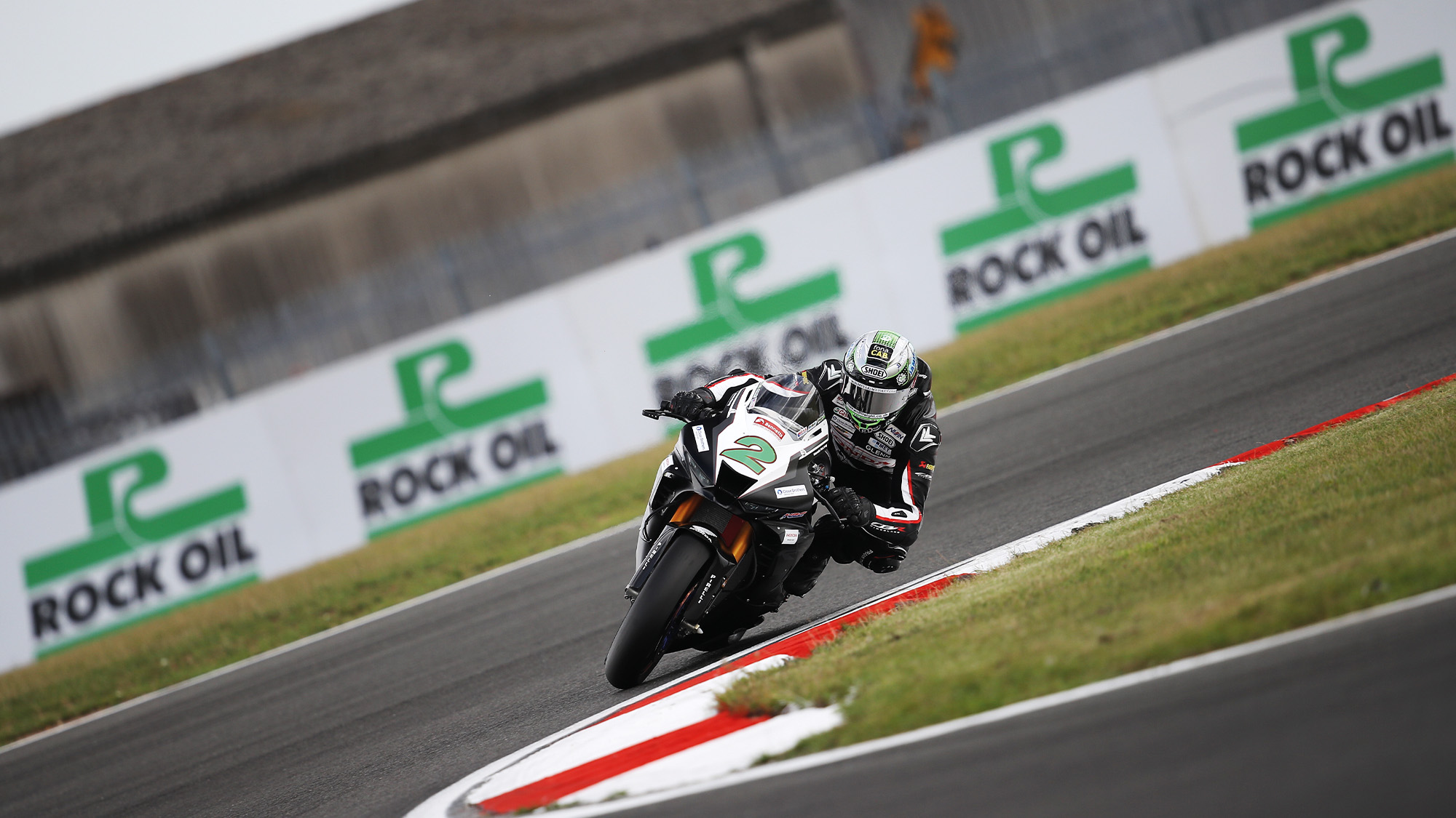 Glenn Irwin cornering in British Superbikes